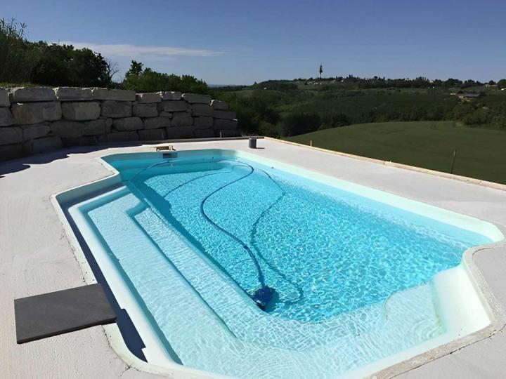 Installation piscine en polyester Montauban